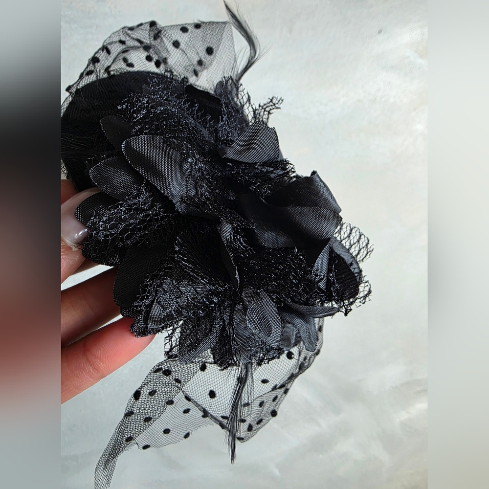 Black Feather Floral Mini Top Hat  Polka dot tulle veil Fascinator Tea Cocktail - Picture 5 of 8